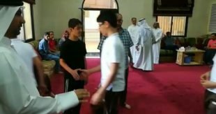 مشاركة جميلة معبرة لزملاء منتظر في مدرسة الخليل بن احمد الاعداديه وهو يقدمون لزم…